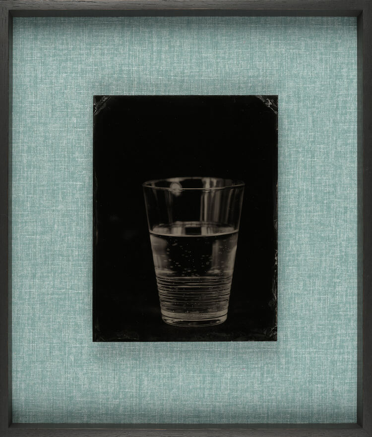 Wasserglas, Ambrotypie, 16x21cm (o.R.), 2020, blaue japanische Ikatseide